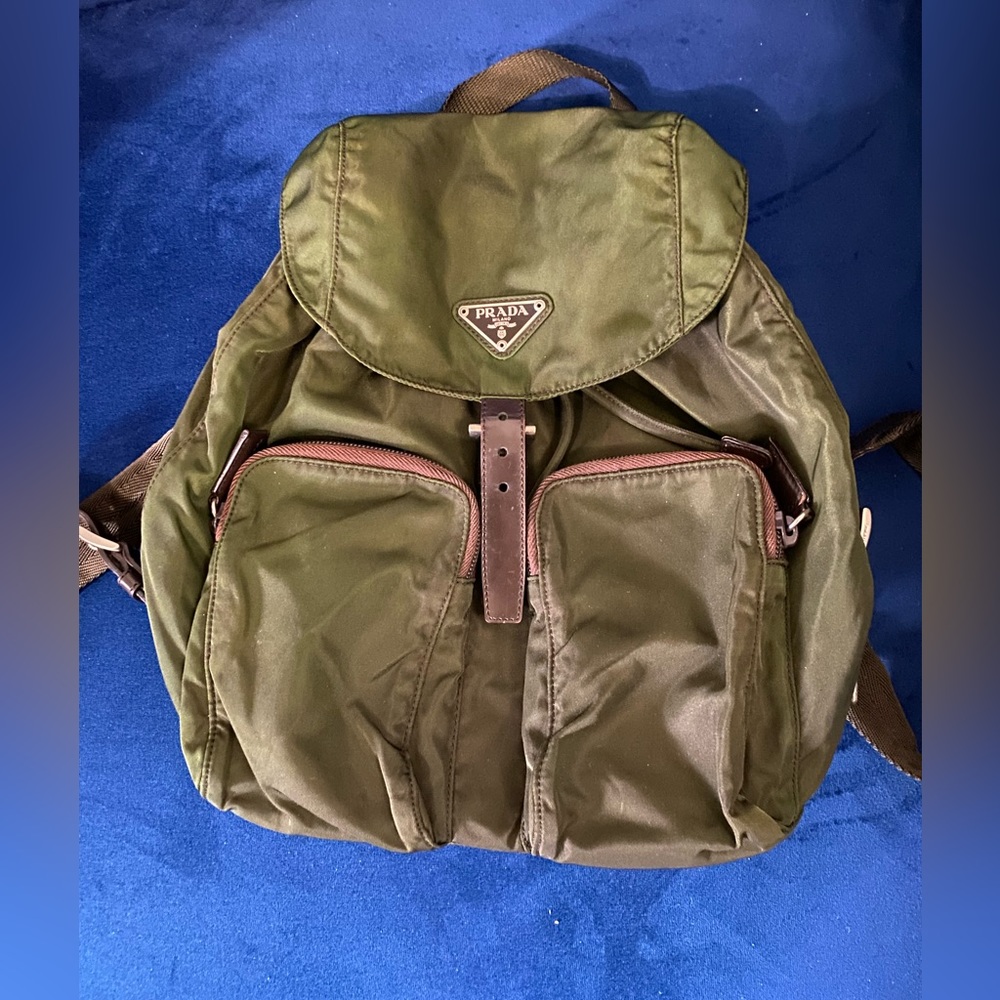 Prada bag back nylon authentic like a new not a single sketch